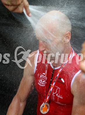 Ironman Austria. Schwimmen, Radfahren, Laufen. Erfrischung, Abkuehlung. Klagenfurt, 1.7.2012
Foto: Kuess

---
pressefotos, pressefotografie, kuess, qs, qspictures, sport, bild, bilder, bilddatenbank