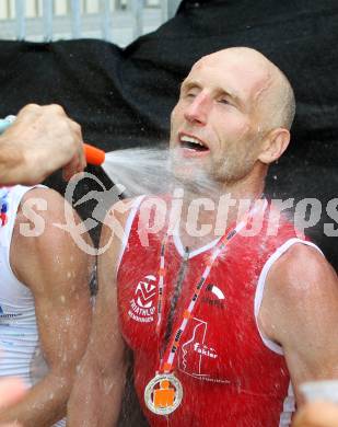 Ironman Austria. Schwimmen, Radfahren, Laufen. Erfrischung, Abkuehlung. Klagenfurt, 1.7.2012
Foto: Kuess

---
pressefotos, pressefotografie, kuess, qs, qspictures, sport, bild, bilder, bilddatenbank