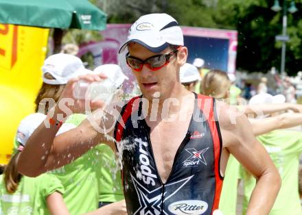 Ironman Austria. Schwimmen, Radfahren, Laufen. Erfrischung, Abkuehlung.  Klagenfurt, 1.7.2012
Foto: Kuess

---
pressefotos, pressefotografie, kuess, qs, qspictures, sport, bild, bilder, bilddatenbank