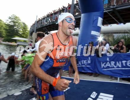 Ironman Austria. Schwimmen, Radfahren, Laufen. Schwimmausstieg. Klagenfurt, 1.7.2012
Foto: Kuess

---
pressefotos, pressefotografie, kuess, qs, qspictures, sport, bild, bilder, bilddatenbank