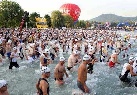 Ironman Austria. Schwimmen, Radfahren, Laufen. Schwimmstart. Klagenfurt, 1.7.2012
Foto: Kuess

---
pressefotos, pressefotografie, kuess, qs, qspictures, sport, bild, bilder, bilddatenbank