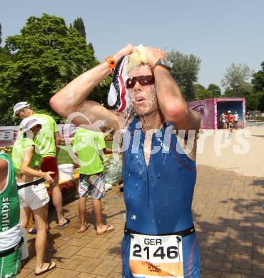 Ironman Austria. Schwimmen, Radfahren, Laufen. Erfrischung, Abkuehlung. Klagenfurt, 1.7.2012
Foto: Kuess

---
pressefotos, pressefotografie, kuess, qs, qspictures, sport, bild, bilder, bilddatenbank