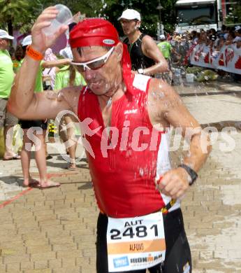 Ironman Austria. Schwimmen, Radfahren, Laufen. Erfrischung, Abkuehlung. Klagenfurt, 1.7.2012
Foto: Kuess

---
pressefotos, pressefotografie, kuess, qs, qspictures, sport, bild, bilder, bilddatenbank