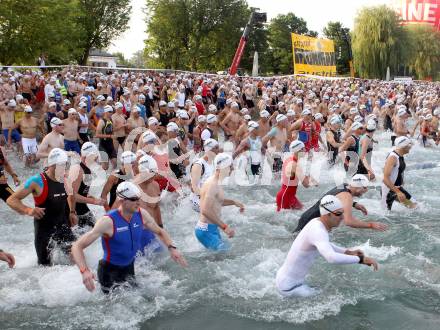 Ironman Austria. Schwimmen, Radfahren, Laufen. Schwimmstart. Klagenfurt, 1.7.2012
Foto: Kuess

---
pressefotos, pressefotografie, kuess, qs, qspictures, sport, bild, bilder, bilddatenbank