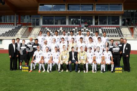 Fussball. Bundesliga. WAC. Mannschaftsfototermin. Sandro Zakany, Mario Kroepfl, Manuel Kerhe, Marco Knaller, Praesident Dietmar Riegler, Christian Dobnik, Davide de Paula, Michele Polverino, Gernot Messner (vorne von links); Vizepraesident Christian Puff, , Obmann Juergen Schratter, Individualtrainer Rene Poms, Co-Trainer Slobodan Grubor, Trainer Nenad Bjelica, Stephan Stueckler, Rene Gsellmann, Michael Sollbauer, Max Friesacher, Maximilian Ritscher, Mihret Topcagic, Christian Falk, Physiotherapeutin Amela Baltic, Manager Hannes Jochum, Zeugwart Anton Rossmann, Tormanntrainer Adi Preschern, Obmann Horst Noessler (Mitte von links); Christian Thonhofer, Dario Baldauf, Nenad Jovanovic, Ruben Rivera, Jacobo Maria Ynclan Pajares, Jose Antonio Solano Moreno, Roland Putsche, Gernot Suppan und Michael Liendl. Wolfsberg, 2.7.2012.
Foto: Kuess
---
pressefotos, pressefotografie, kuess, qs, qspictures, sport, bild, bilder, bilddatenbank