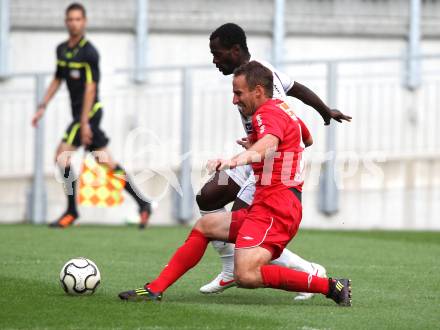 Fussball OEFB Cup. SK Austria Klagenfurt gegen SV Horn. Thierry Fidjeu Tazemeta (Austria), Peter Sedivy (Horn). Klagenfurt, am 13.7.2012.
Foto: Kuess
---
pressefotos, pressefotografie, kuess, qs, qspictures, sport, bild, bilder, bilddatenbank