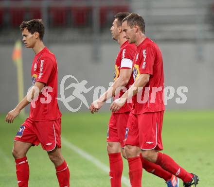 Fussball OEFB Cup. SK Austria Klagenfurt gegen SV Horn. enttaeuschte Spieler des SV Horn. Klagenfurt, am 13.7.2012.
Foto: Kuess
---
pressefotos, pressefotografie, kuess, qs, qspictures, sport, bild, bilder, bilddatenbank