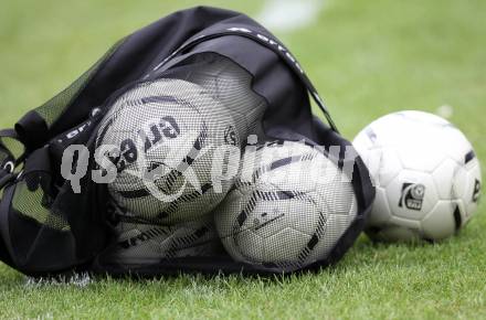 Fussball OEFB Cup. SAK gegen TSV St. Johann/Pongau. Feature. Fussball, Fussbaelle. Klagenfurt, 14.7.2012.
Foto: Kuess
---
pressefotos, pressefotografie, kuess, qs, qspictures, sport, bild, bilder, bilddatenbank