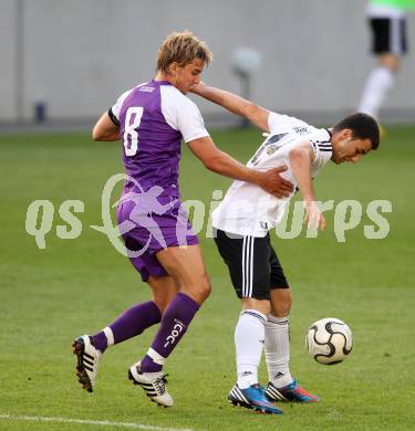 Fussball Testspiel. SK Austria Klagenfurt gegen Besiktas Istanbul. Peter Pucker, (Austria),  Mertcan Demirer  (Besiktas). Klagenfurt, am 16.7.2012.
Foto: Kuess
---
pressefotos, pressefotografie, kuess, qs, qspictures, sport, bild, bilder, bilddatenbank