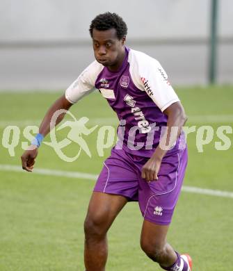 Fussball Testspiel. SK Austria Klagenfurt gegen Besiktas Istanbul. Eric Akoto (Austria). Klagenfurt, am 16.7.2012.
Foto: Kuess
---
pressefotos, pressefotografie, kuess, qs, qspictures, sport, bild, bilder, bilddatenbank