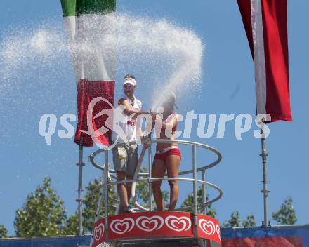 Beachvolleyball Grand Slam.  Wasser Marsch. Abkuehlung. Klagenfurt, 18.7.2012
Foto: Kuess

---
pressefotos, pressefotografie, kuess, qs, qspictures, sport, bild, bilder, bilddatenbank