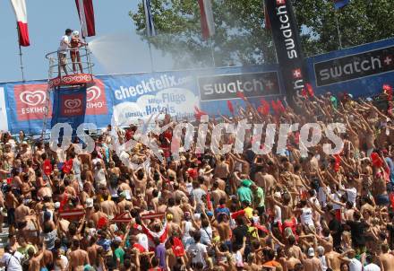 Beachvolleyball Grand Slam.  Wasser Marsch. Abkuehlung, Fans. Klagenfurt, 19.7.2012
Foto: Kuess

---
pressefotos, pressefotografie, kuess, qs, qspictures, sport, bild, bilder, bilddatenbank