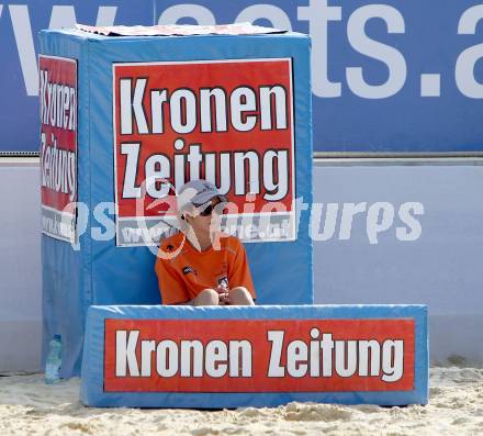 Beachvolleyball Grand Slam.  Balljunge. Klagenfurt, 19.7.2012
Foto: Kuess

---
pressefotos, pressefotografie, kuess, qs, qspictures, sport, bild, bilder, bilddatenbank