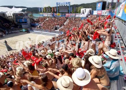 Beachvolleyball Grand Slam.  Fans. Die Welle.. Klagenfurt, 19.7.2012
Foto: Kuess

---
pressefotos, pressefotografie, kuess, qs, qspictures, sport, bild, bilder, bilddatenbank