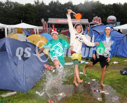 Beachvolleyball Grand Slam.  Fans am Campingplatz. Klagenfurt, 21.7.2012
Foto: Kuess

---
pressefotos, pressefotografie, kuess, qs, qspictures, sport, bild, bilder, bilddatenbank