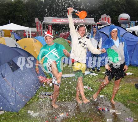 Beachvolleyball Grand Slam. Fans am Campingplatz. Klagenfurt, 21.7.2012
Foto: Kuess

---
pressefotos, pressefotografie, kuess, qs, qspictures, sport, bild, bilder, bilddatenbank