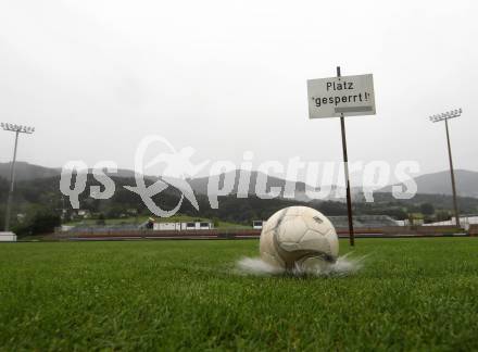 Fussball. Bundesliga. RZ Pellets WAC. Spielabsage wegen Unbespielbarkeit des Platzes. Test durch Sky Reporter. Wolfsberg, 21.7.2012. 
Foto: Kuess

---
pressefotos, pressefotografie, kuess, qs, qspictures, sport, bild, bilder, bilddatenbank