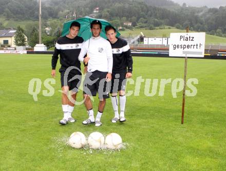 Fussball. Bundesliga. RZ Pellets WAC. Spielabsage wegen Unbespielbarkeit des Platzes. Test Roland Putsche, Sandro Zakany, Mario Kroepfl. Wolfsberg, 21.7.2012. 
Foto: Kuess

---
pressefotos, pressefotografie, kuess, qs, qspictures, sport, bild, bilder, bilddatenbank