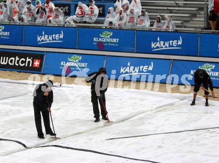 Beachvolleyball Grand Slam.  Arbeiten am Center Court. Klagenfurt, 21.7.2012
Foto: Kuess

---
pressefotos, pressefotografie, kuess, qs, qspictures, sport, bild, bilder, bilddatenbank