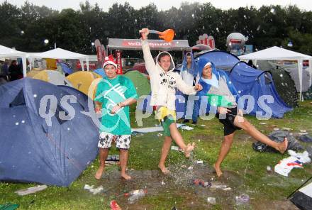 Beachvolleyball Grand Slam. Fans am Campingplatz. Klagenfurt, 21.7.2012
Foto: Kuess

---
pressefotos, pressefotografie, kuess, qs, qspictures, sport, bild, bilder, bilddatenbank