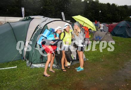 Beachvolleyball Grand Slam.  Fans am Campingplatz. Klagenfurt, 21.7.2012
Foto: Kuess

---
pressefotos, pressefotografie, kuess, qs, qspictures, sport, bild, bilder, bilddatenbank