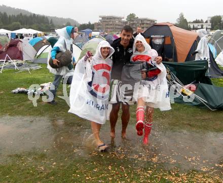 Beachvolleyball Grand Slam.  Fans am Campingplatz. Klagenfurt, 21.7.2012
Foto: Kuess

---
pressefotos, pressefotografie, kuess, qs, qspictures, sport, bild, bilder, bilddatenbank