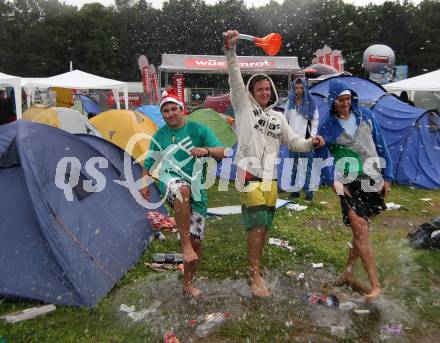 Beachvolleyball Grand Slam. Fans am Campingplatz. Klagenfurt, 21.7.2012
Foto: Kuess

---
pressefotos, pressefotografie, kuess, qs, qspictures, sport, bild, bilder, bilddatenbank