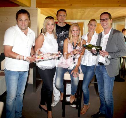 Fussball. Bundesliga. RZ Pellets WAC gegen FK Austria Wien. Guenther Leopold mit Gattin Bettina, Regina Rothleitner mit Ehemann Alfred, Mike Rauter, Waltraud Riegler. Wolfsberg, 25.7.2012.
Foto: Kuess
---
pressefotos, pressefotografie, kuess, qs, qspictures, sport, bild, bilder, bilddatenbank