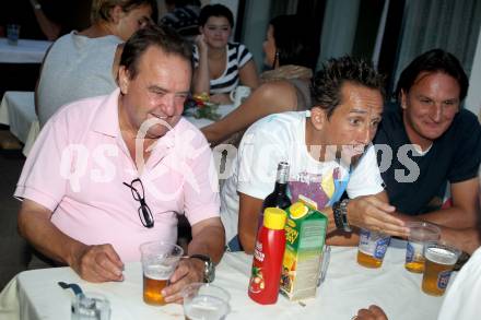 Fussball Regionalliga. Grillparty. SK Austria Klagenfurt. Matthias Dollinger, Fans. Woelfnitz, am 28.7.2012.
Foto: Kuess
---
pressefotos, pressefotografie, kuess, qs, qspictures, sport, bild, bilder, bilddatenbank