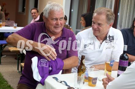 Fussball Regionalliga. Grillparty. SK Austria Klagenfurt. Fahnenschwinger Willi, Peter Svetits. Woelfnitz, am 28.7.2012.
Foto: Kuess
---
pressefotos, pressefotografie, kuess, qs, qspictures, sport, bild, bilder, bilddatenbank