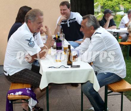 Fussball Regionalliga. Grillparty. SK Austria Klagenfurt. Peter Svetits, Matthias Dollinger sen. Woelfnitz, am 28.7.2012.
Foto: Kuess
---
pressefotos, pressefotografie, kuess, qs, qspictures, sport, bild, bilder, bilddatenbank