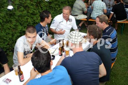 Fussball Regionalliga. Grillparty. SK Austria Klagenfurt. Peter Svetits, Fans. Woelfnitz, am 28.7.2012.
Foto: Kuess
---
pressefotos, pressefotografie, kuess, qs, qspictures, sport, bild, bilder, bilddatenbank