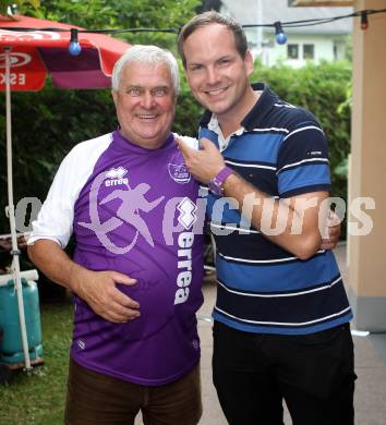 Fussball Regionalliga. Grillparty. SK Austria Klagenfurt. Fahnenschwinger Willi, Christian Rosenzopf. Woelfnitz, am 28.7.2012.
Foto: Kuess
---
pressefotos, pressefotografie, kuess, qs, qspictures, sport, bild, bilder, bilddatenbank