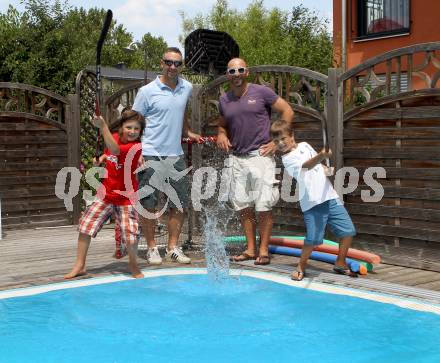 Eishockey. VSV. Peter Kasper mit Sohn Marco, Gerhard Unterluggauer mit Sohn Neal. Klagenfurt, 5.7.2012.
Foto: Kuess
---
pressefotos, pressefotografie, kuess, qs, qspictures, sport, bild, bilder, bilddatenbank