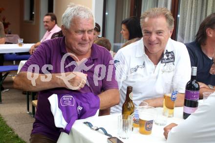 Fussball Regionalliga. Grillparty. SK Austria Klagenfurt. Fahnenschwinger Willi, Peter Svetits. Woelfnitz, am 28.7.2012.
Foto: Kuess
---
pressefotos, pressefotografie, kuess, qs, qspictures, sport, bild, bilder, bilddatenbank