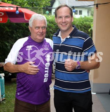 Fussball Regionalliga. Grillparty. SK Austria Klagenfurt. Fahnenschwinger Willi, Christian Rosenzopf. Woelfnitz, am 28.7.2012.
Foto: Kuess
---
pressefotos, pressefotografie, kuess, qs, qspictures, sport, bild, bilder, bilddatenbank