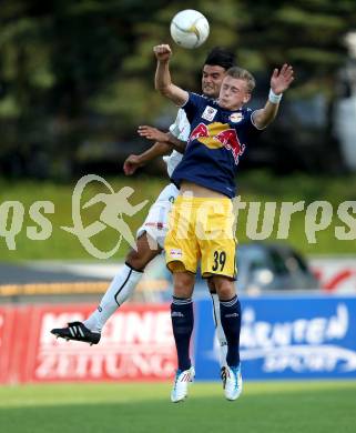 Fussball. Bundesliga. RZ Pellets WAC gegen FC Red Bull Salzburg. Solano,  (WAC),  Georg Teigl (Salzburg). Wolfsberg, 4.8.2012.
Foto: Kuess

---
pressefotos, pressefotografie, kuess, qs, qspictures, sport, bild, bilder, bilddatenbank