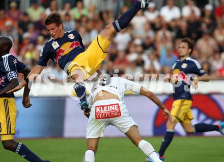 Fussball. Bundesliga. RZ Pellets WAC gegen FC Red Bull Salzburg. Ruben Rivera,  (WAC), Franz Schiemer (Salzburg). Wolfsberg, 4.8.2012.
Foto: Kuess

---
pressefotos, pressefotografie, kuess, qs, qspictures, sport, bild, bilder, bilddatenbank