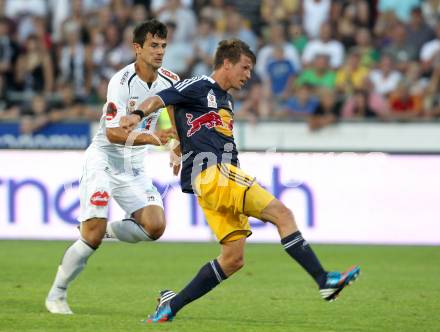 Fussball. Bundesliga. RZ Pellets WAC gegen FC Red Bull Salzburg. Mihret Topcagic,  (WAC), Franz Schiemer (Salzburg). Wolfsberg, 4.8.2012.
Foto: Kuess

---
pressefotos, pressefotografie, kuess, qs, qspictures, sport, bild, bilder, bilddatenbank