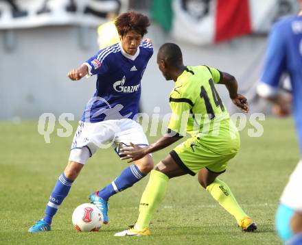 Fussball Testspiel. Schalke 04 gegen Udinese Calcio. Atsuto Uchida (Schalke 04), Emmanuel Badu (Udinese). Klagenfurt, am 5.8.2012.
Foto: Kuess
---
pressefotos, pressefotografie, kuess, qs, qspictures, sport, bild, bilder, bilddatenbank