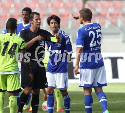 Fussball Testspiel. Schalke 04 gegen Udinese Calcio. Gelbe Karte fuer Klaas-Jan Huntelaar (Schalke 04). Klagenfurt, am 5.8.2012.
Foto: Kuess
---
pressefotos, pressefotografie, kuess, qs, qspictures, sport, bild, bilder, bilddatenbank