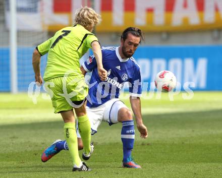 Fussball Testspiel. Schalke 04 gegen Udinese Calcio. Christian Fuchs (Schalke 04), Dusan Basta (Udinese). Klagenfurt, am 5.8.2012.
Foto: Kuess
---
pressefotos, pressefotografie, kuess, qs, qspictures, sport, bild, bilder, bilddatenbank