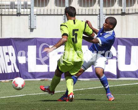 Fussball Testspiel. Schalke 04 gegen Udinese Calcio. Farfan Jefferson(Schalke 04), Danilo Larangeira (Udinese). Klagenfurt, am 5.8.2012.
Foto: Kuess
---
pressefotos, pressefotografie, kuess, qs, qspictures, sport, bild, bilder, bilddatenbank