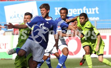 Fussball Testspiel. Schalke 04 gegen Udinese Calcio. Klaas-Jan HUntelaar, Joel Matip (Schalke 04), Medhi Benatia (Udinese). Klagenfurt, am 5.8.2012.
Foto: Kuess
---
pressefotos, pressefotografie, kuess, qs, qspictures, sport, bild, bilder, bilddatenbank