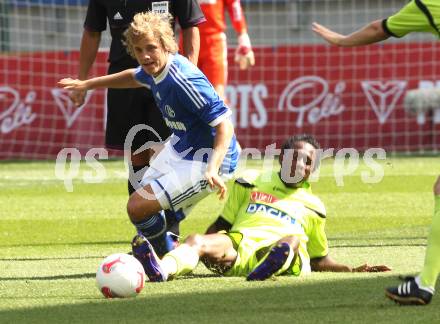 Fussball Testspiel. Schalke 04 gegen Udinese Calcio. Teemu Pukki (Schale 04), Domingo Fernandes Willians (Udinese). Klagenfurt, am 5.8.2012.
Foto: Kuess
---
pressefotos, pressefotografie, kuess, qs, qspictures, sport, bild, bilder, bilddatenbank