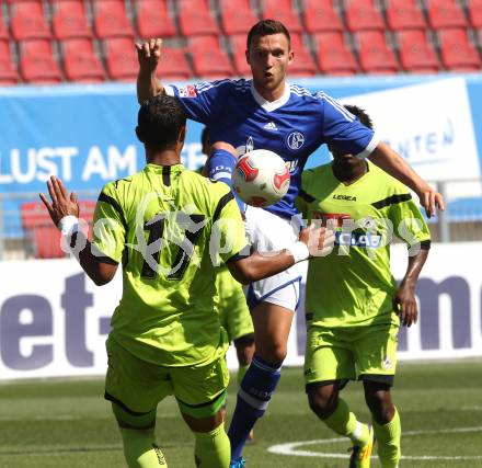 Fussball Testspiel. Schalke 04 gegen Udinese Calcio. Marco Hoeger (Schalke 04), Medhi Benatia (Udinese). Klagenfurt, am 5.8.2012.
Foto: Kuess
---
pressefotos, pressefotografie, kuess, qs, qspictures, sport, bild, bilder, bilddatenbank