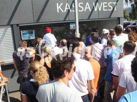 Fussball Testspiel. Schalke 04 gegen Udinese Calcio. Chaos vor dem Spiel. Zuschauer vor der Kassa. Spiel ist ausverkauft. Klagenfurt, am 5.8.2012.
Foto: Kuess
---
pressefotos, pressefotografie, kuess, qs, qspictures, sport, bild, bilder, bilddatenbank