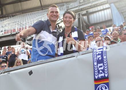 Fussball Testspiel. Schalke 04 gegen Udinese Calcio. Heiratsantrag des Schalke Fans Simon an Wiebke im Woerthersee Stadion. Klagenfurt, am 5.8.2012.
Foto: Kuess
---
pressefotos, pressefotografie, kuess, qs, qspictures, sport, bild, bilder, bilddatenbank