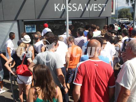 Fussball Testspiel. Schalke 04 gegen Udinese Calcio. Chaos vor dem Spiel. Zuschauer vor der Kassa. Spiel ist ausverkauft. Klagenfurt, am 5.8.2012.
Foto: Kuess
---
pressefotos, pressefotografie, kuess, qs, qspictures, sport, bild, bilder, bilddatenbank