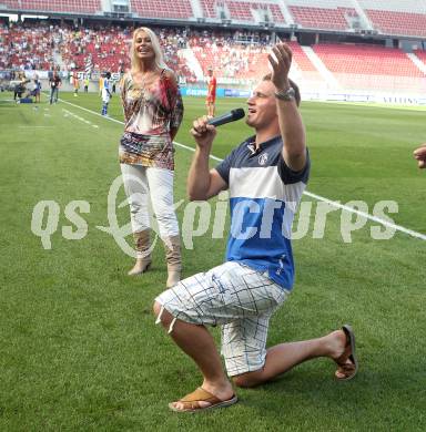 Fussball Testspiel. Schalke 04 gegen Udinese Calcio. Hochzeitsantrag im Woerthersee Stadion. Klagenfurt, am 5.8.2012.
Foto: Kuess
---
pressefotos, pressefotografie, kuess, qs, qspictures, sport, bild, bilder, bilddatenbank